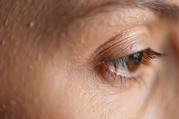 Obraz premium Close-Up of a Human Eye: Detailed Focus on Skin Texture and Eyelashes