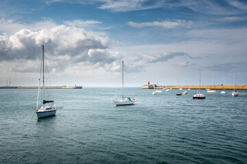Vue sur la baie de Dun Laoghaire, au sud de Dublin, avec ses bateaux et ses phares - Irlande