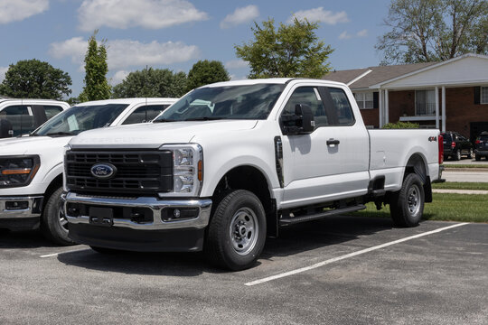Ford F-250 Super Duty SRW 4X4 SuperCab display at a dealership. Ford offers the F250 with a 6.8L DEVCT PFI V8 engine. MY:2025