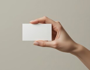 Los delgados dedos de una mujer refinada acunan una tarjeta de visita blanca inmaculada, su elegante mano está lista para extender la cortesía de una presentación