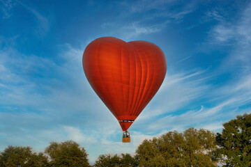 Obraz premium hot air heart balloon