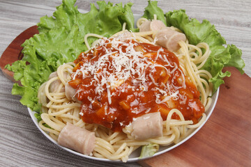 spaghetti with tomato sauce