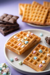 photo Delicious waffles served with colorful marshmallows and rich chocolate squares, creating a visually appealing and delectable breakfast or dessert option