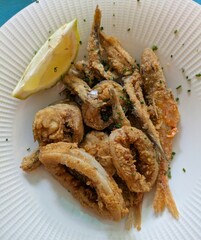 Fritura de pescado con rodaja de limón. Plato tradicional de comida española 