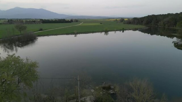 Toma a&eacute;rea con leve contrapicado sobre el lago ef&iacute;mero Platja d&rsquo;Espolla en Catalu&ntilde;a, visible solo en temporadas muy lluviosas.