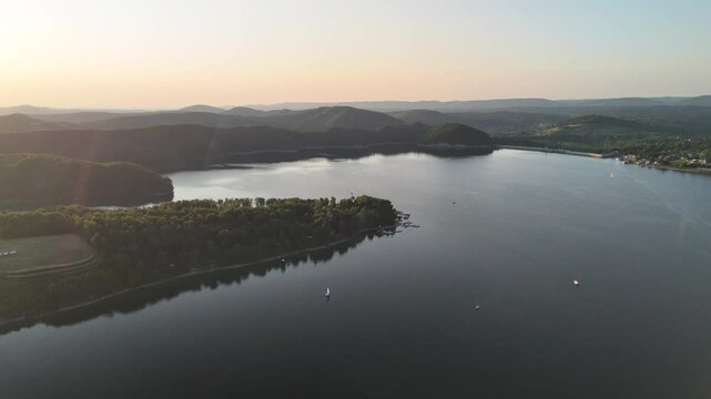 panoramiczny widok 360 jeziora Solina przy zachodzie słońca, Bieszczady, Polska 