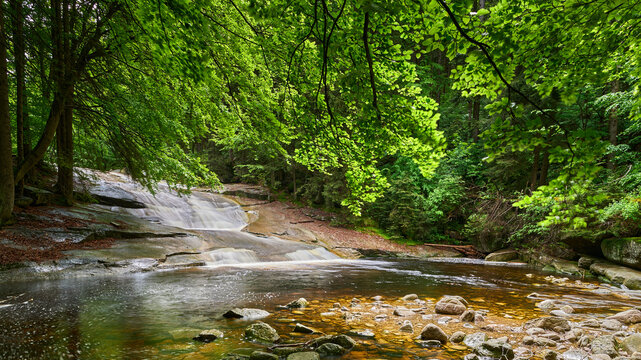 Granitowe kaskady na rzece Mumlava, Karkonosze, Czechy
