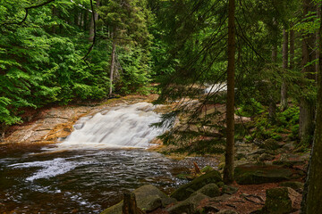 Mumlava,górska rzeka w Czeskich Karkonoszach spływająca po granitowych kaskadach © Zbigniew