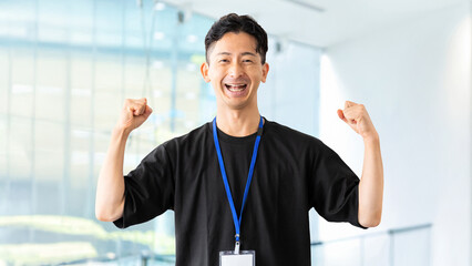 ガッツポーズをする笑顔の男性ビジネスマン
