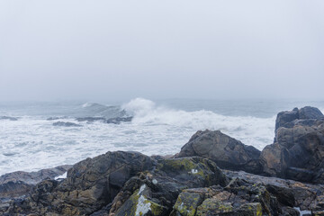 Obraz premium Rocky Atlantic Ocean shoreline with waves and dramatic sky
