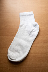 calcetin blanco en fondo de madera