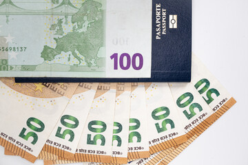 billetes de cincuenta euros, un billete de cien euros y pasaporte