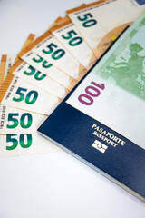 pasaporte, varios billetes de cincuenta euros y uno de cien euros