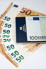 pasaporte y varios billetes de cincuenta euros 