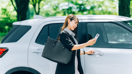 車に乗る女性・ビジネスウーマン