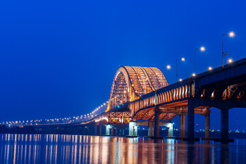 저녁 푸른 하늘과 멋진 조명의 방화대교