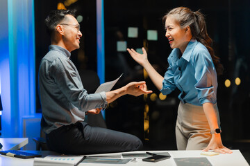 Obraz premium Business Colleagues Discussing Project Late at Night