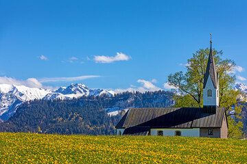 Allgäuer Kapelle St. Ottilia und Magdalena in Bolsterlang im Frühling 