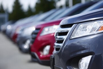 Naklejka premium Outdoor scene of used cars lined up for sale in dealership lot