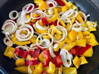 Gemüsepfanne mit Zwiebel und Peperoni