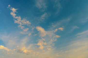 Obraz premium Evening sky filled with soft clouds illuminated by the warm fading daylight