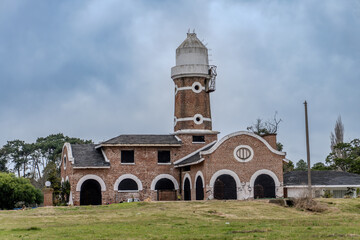 Antiguo edificio de un molino. abandonado cuya torre tiene forma de faro