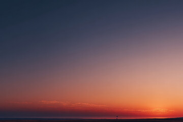 Obraz premium serene gradient sky transitioning smoothly from violet to blue on clean background