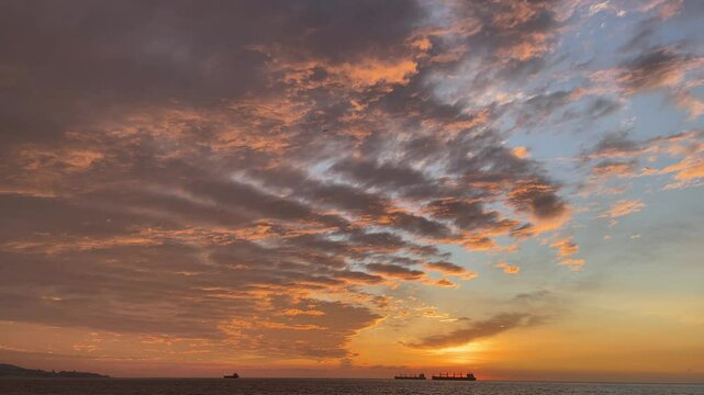 Atardecer en la costa. Puesta de sol con colores fuertes y hermosos