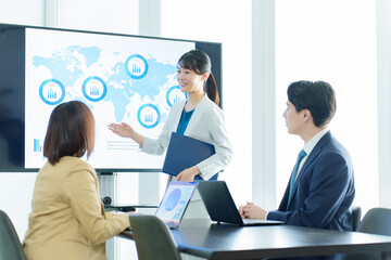 会議室でミーティングをするビジネスパーソン　企画　プロモーション　キャンペーン