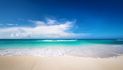 Obraz premium landscape of tropical beach in summer sandy beach with sea waves and blue sky background holiday vacation image