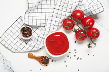 Bowl of tasty ketchup with peppercorns and tomatoes on white background