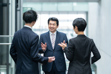 オフィスで働くビジネスマン　撮影協力：スカパー東京メディアセンター