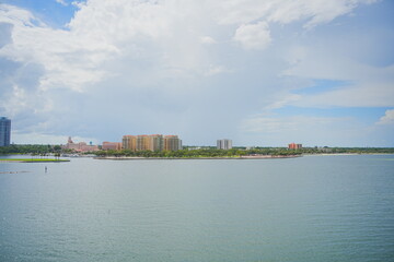 Fototapeta premium St petersburg, Florida, USA - 06 06 2025: The landscape of St petersburg downtown, harbor and pier 