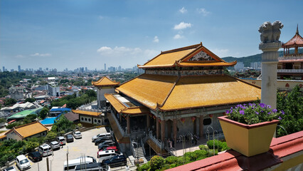 Obraz premium Kek Lok Si Temple in Georgetown, Penang island, Malaysia. one of the most famous temple located in Penang. in English it called 'Peace Temple'. the construction start since 1890. buddhist temple