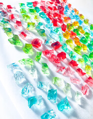 乾燥前の光を浴びてキラキラ輝く琥珀糖