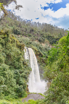 Kimsa Waterfall, located in the Ruminahui canton, 15 kilometers from Sangolqui in the Molinuco Ecological Reserve. The waterfall is approximately 60 meters high.