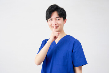 医者・看護師・歯科医師・介護士　男性　内緒のポーズ　白背景