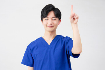 医者・看護師・歯科医師・介護士　上を指差す男性　　白背景