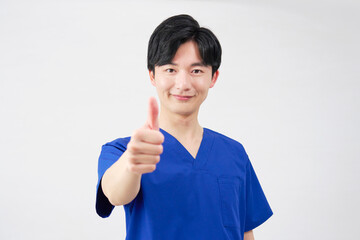 医者・看護師・歯科医師・介護士　男性　グッドサイン　白背景