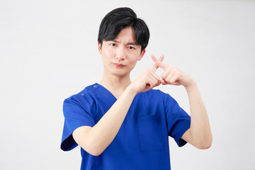 医者・看護師・歯科医師・介護士　男性　ばつ印のジェスチャー　白背景