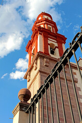 Torre campanario de iglesia y reja en Querétaro, México.