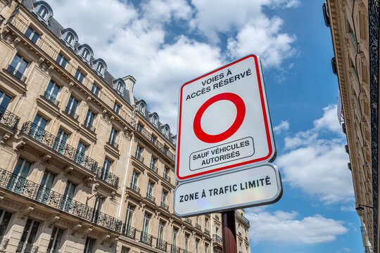 Panneau routier avertissant de l'entr&eacute;e dans la zone &agrave; trafic limit&eacute; (ZTL) limitant la circulation automobile dans le centre de la ville de Paris, France