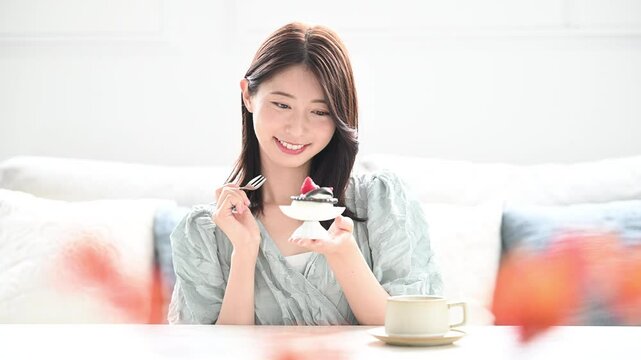 甘いスイーツを笑顔で食べる女性　スイーツは別腹クローズアップ	