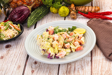 Salad with prawn and vegetables