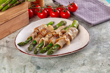 Boiled asparagus with roasted bacon