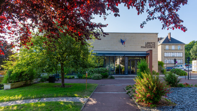 Saint-Cyr-l'Ecole, France - 21 juin 2025: Vue ext&eacute;rieure de la mairie de Saint-Cyr-l'Ecole, commune fran&ccedil;aise du d&eacute;partement des Yvelines, en r&eacute;gion Ile-de-France