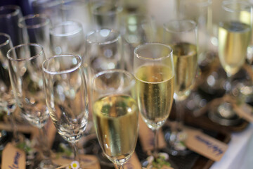 Selective focus Champagne Glasses On The Table An alcoholic welcome drink is being poured into a clear glass.