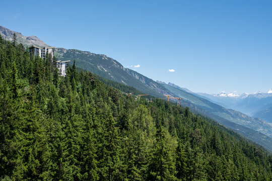 Alpage de Varone et paysage du haut-valais, avec en avant-plan les tours d'Aminina