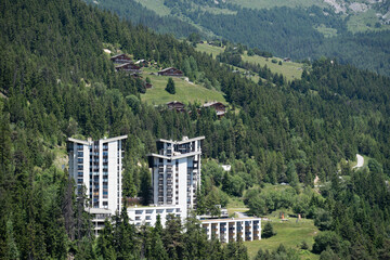 La localité d'Aminona est réputée pour ses trois tours qui font partie du domaine skiable de...