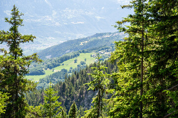 Le haut plateau ensoleillé, perché au-dessus de la vallée du Rhône, Crans-Montana, bénéficie...